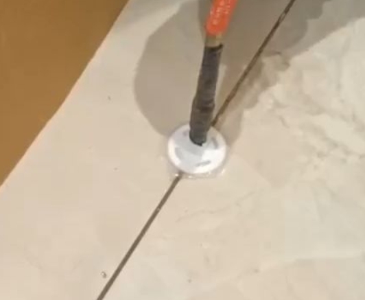 浉河瓷砖空鼓维修公司专业解答瓷砖在铺贴过程中，如果没有涂抹均匀到位的粘结材料（如水泥砂浆或瓷砖胶），可能会导致以下问题