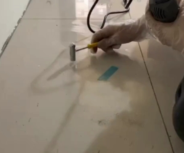 浉河瓷砖开裂维修公司专业分享瓷砖在铺贴前如果没有沥干水分，将会导致以下问题